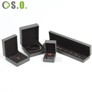 Benutzerdefiniertes Logo, hochwertige schwarze PU-Leder-Wildleder-Einsatzboxen, Ring-Halsketten-Armband-Geschenkverpackung, Kunststoff-Schmuckschatulle
