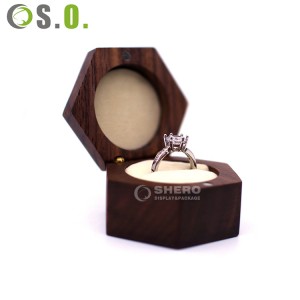 صندوق مجوهرات مضلع فاخر للبيع بالجملة لخاتم الزفاف هدية صندوق خاتم خشبي بتصميم داخلي مخملي كوف مع مغناطيسي