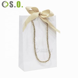 Grosir Logo Kustom Kemasan Karton Hadiah Mewah Putih Tas Kertas Perhiasan Belanja Dengan Pegangan