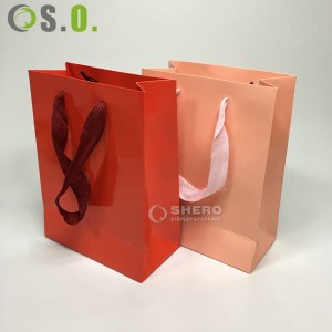 Gerecycleerde, op maat gemaakte kartonnen luxe geschenkpapieren zakken en dozen met handvat voor boodschappentas met uw eigen logo