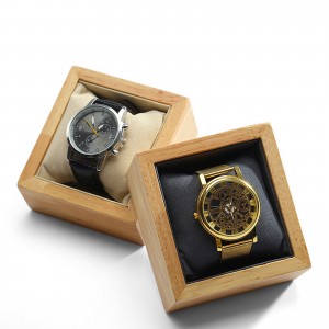 Suporte de exibição de pulseira de relógio de joias de madeira com base de madeira de pinho e travesseiro de couro para joalheria