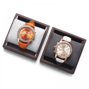 Novo estilo de jóias colar display sude microfibra rotativo relógio titular display madeira relógio expositor