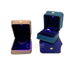 Wholesale Fashion White Pu leather Plastic with metal logo jewellery box velvet insert packaging ring jewelry boxes