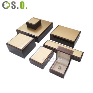 Venda Flash Caixa de joias de madeira luxuosa dourada, veludo interno, design cusotm, embalagem de madeira