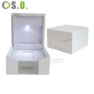 Sıcak satış LED ışık tek kol saati saklama kutusu şık ahşap parlak saat hediye mücevher kutuları içinde deri