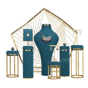 Set di gioielli classici per esposizione di gioielli, collane, busti, collane con ciondoli, anelli, orecchini, portagioielli, set di oggetti per vetrine