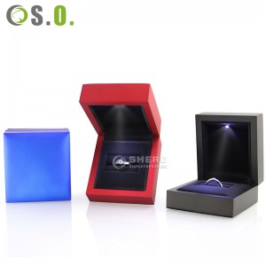 Kundenspezifische Luxus-Geschenkbox aus schwarzem Kunststoff mit Led-Halskettenring-Schmuckverpackung und LED-Licht