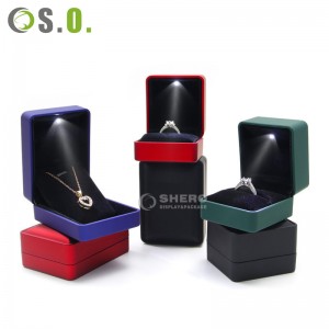 Boîte à bijoux de luxe en Chine, boîte d'emballage de bijoux en cuir Pu avec logo personnalisé avec lumière LED
