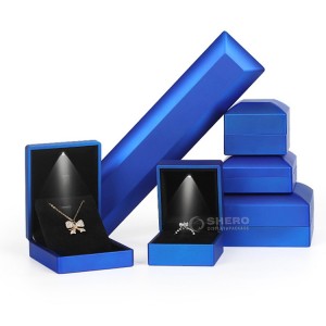 Lüks Led mücevher kutusu siyah lake logo serigraf led mücevher paketi özel yüzük kutuları ışıklı mücevher kutusu