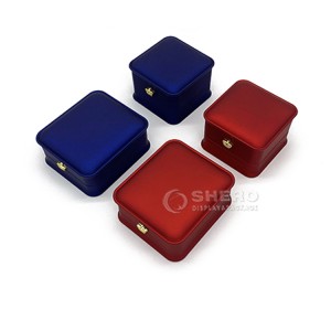 Wholesale Fashion White Pu leather Plastic with metal logo jewellery box velvet insert packaging ring jewelry boxes