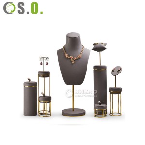 Schönes Design, Mikrofaser-Wildleder-Metall-Hintergrund, Juweliergeschäft, Präsentations-Requisiten für Ringe, Ohrringe, Schmuck
