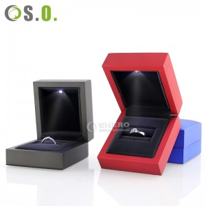 Kundenspezifische Luxus-Geschenkbox aus schwarzem Kunststoff mit Led-Halskettenring-Schmuckverpackung und LED-Licht
