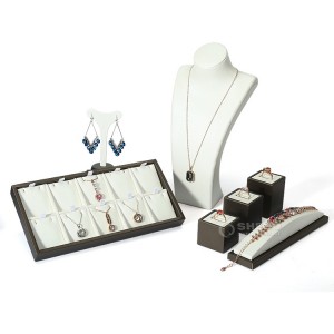 Ensemble de présentoir de fenêtre de buste de bijoux de bracelet de bague de diamant en cuir d'unité centrale de luxe