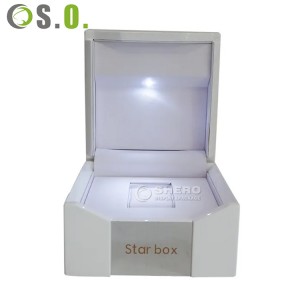Kotak simpanan jam tangan tunggal lampu LED jualan panas kotak perhiasan hadiah jam tangan kayu berkilat yang bergaya dengan bahagian dalam kulit